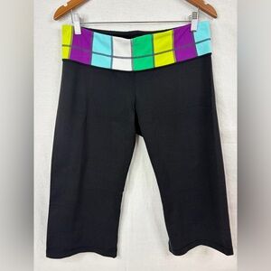 Lululemon Multi-Colour quilting waistband and Black Groove Yoga Crop in Size 12
